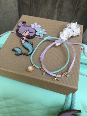 Μαρτυρικό βραχιολάκι σουέτ με θέμα γοργόνα σε λιλά και μέντα