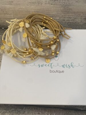 Χειροποίητο μαρτυρικό  βάπτισης βραχιολάκι σουετ με φλουρί