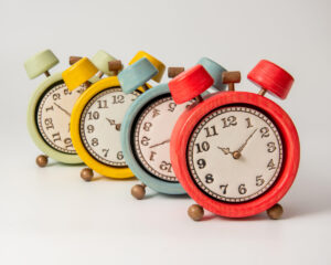 Χειροποίητα κεραμικά σουβέρ με ξύλινη βάση ρολόι