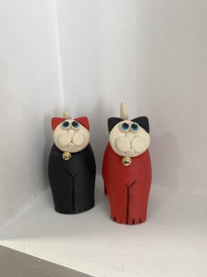 Χειροποίητη κεραμική γάτα με καμπύλη