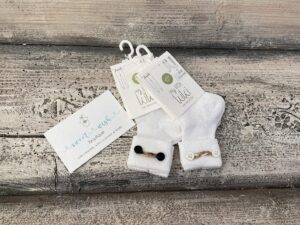 Καλτσάκια βαπτιστικά για αγόρι  με κουμπάκια και σπάγκο