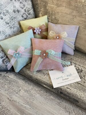 Μπομπονιέρα βάπτισης για κορίτσι πουγκί με λουλούδια