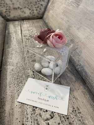 Μπομπονιέρα γάμου plexiglass με λουλούδια