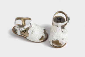 Σανδάλι πρώτα βήματα σε λευκό με δαντέλα everkid Κ525Α