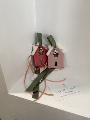 Χειροποίητο κρεμαστό κεραμικό γούρι σπιτάκι