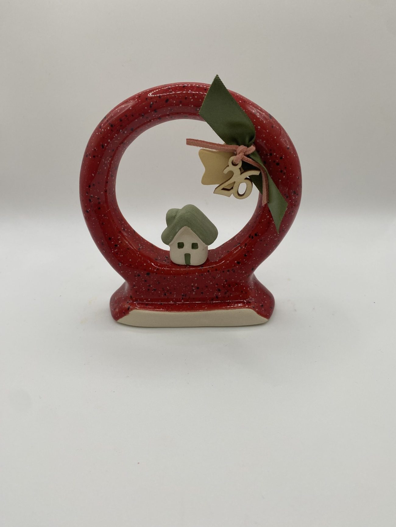 Χειροποίητο κεραμικό  επιτραπέζιο γούρι χιονόμπαλα κόκκινο